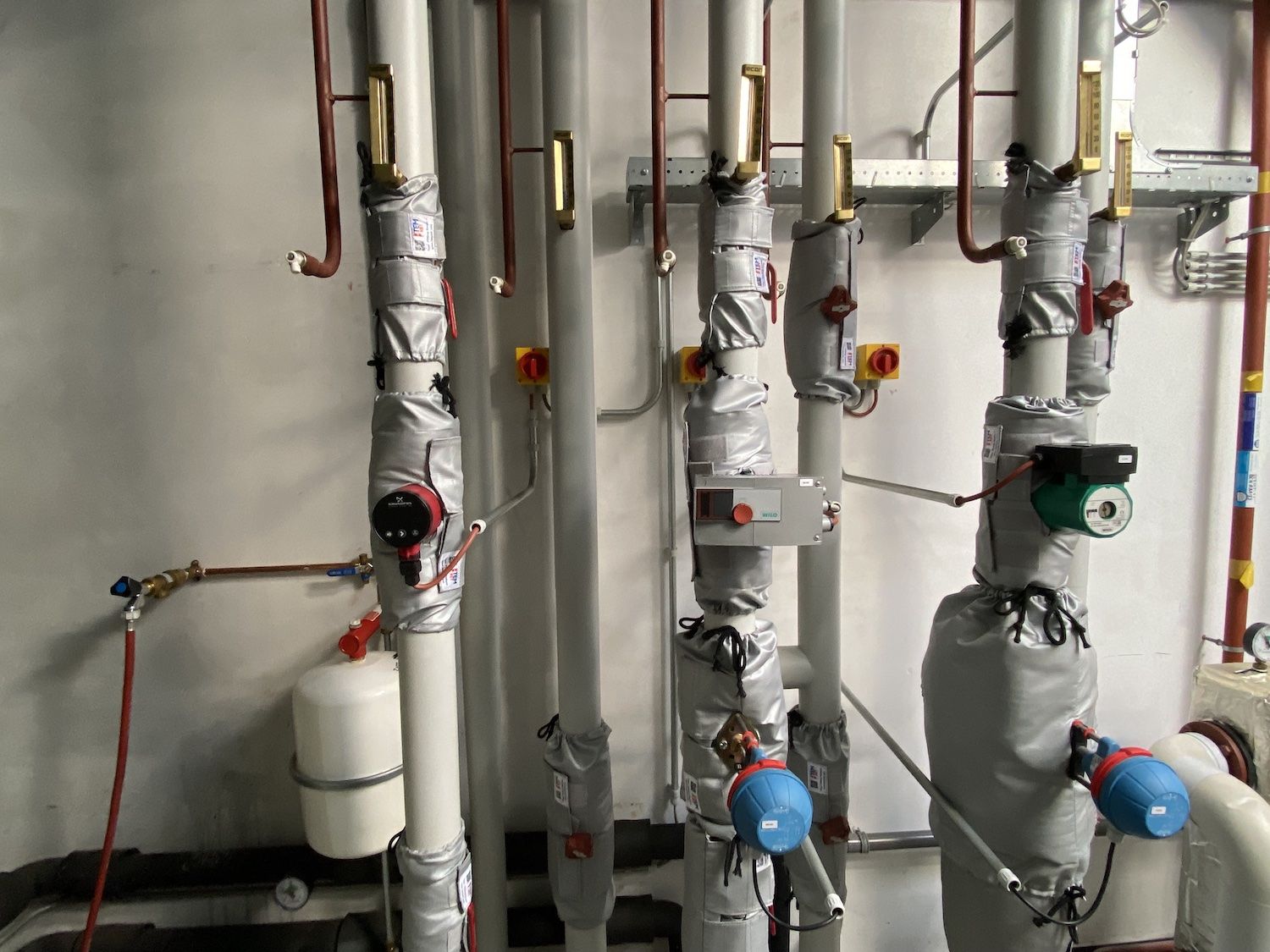 Ketelruimte met geïsoleerde leidingen