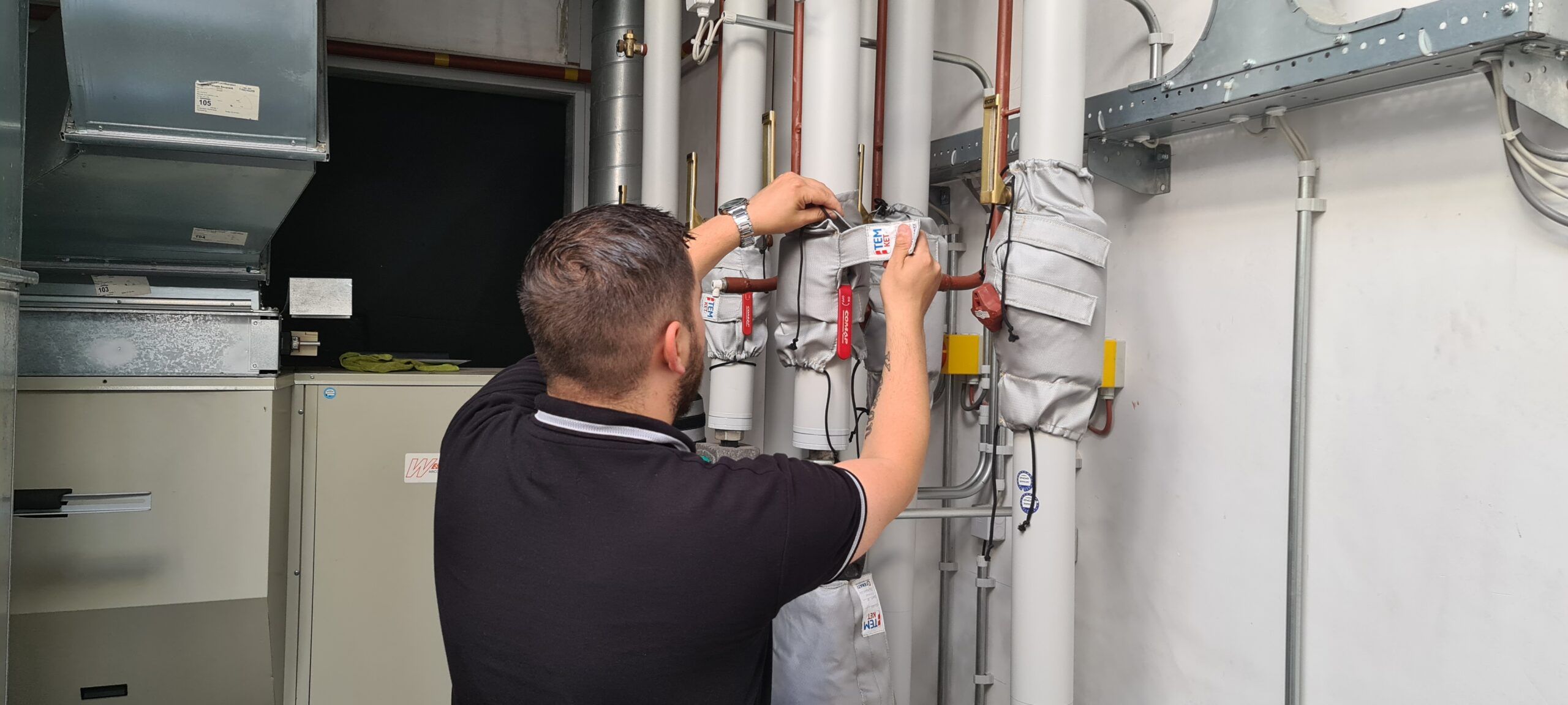 Man brengt isolatie aan rondom appendages